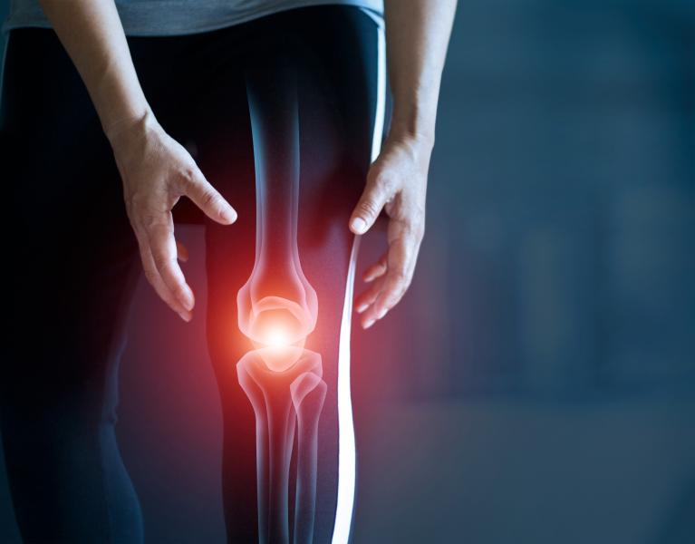 Inflammation Toolkit Thumbnail of woman holding knee due to inflammation pain